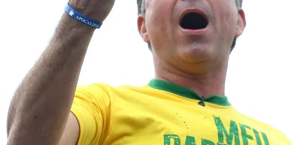 'Quer comprar voto dos pobres', diz Flávio sobre reajuste do Bolsa Família