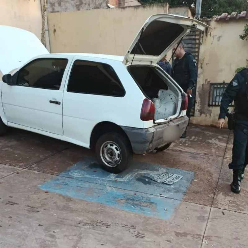 Carro usado em furto de casa de coronel da PM é encontrado abandonado