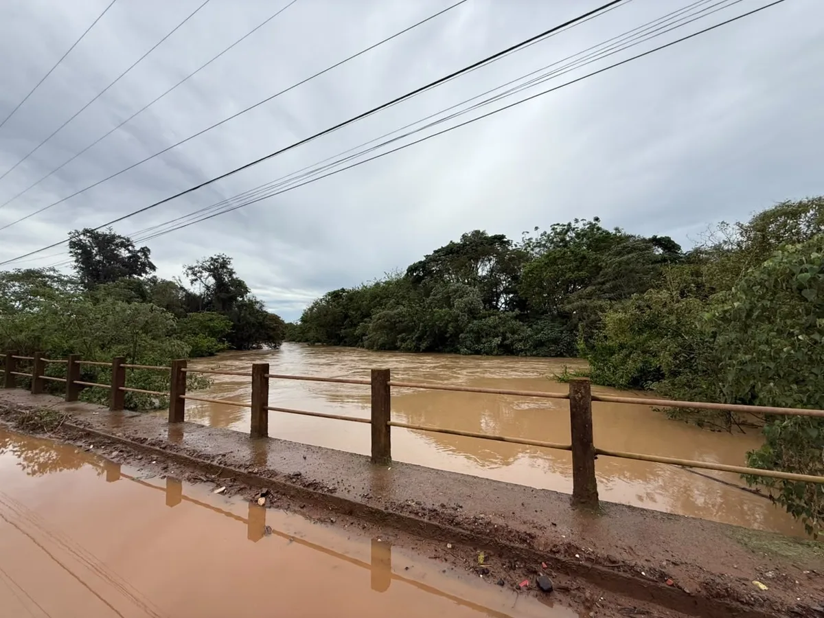 Rio transborda, deixa 20 pessoas desabrigadas e interdita vias em Capivari