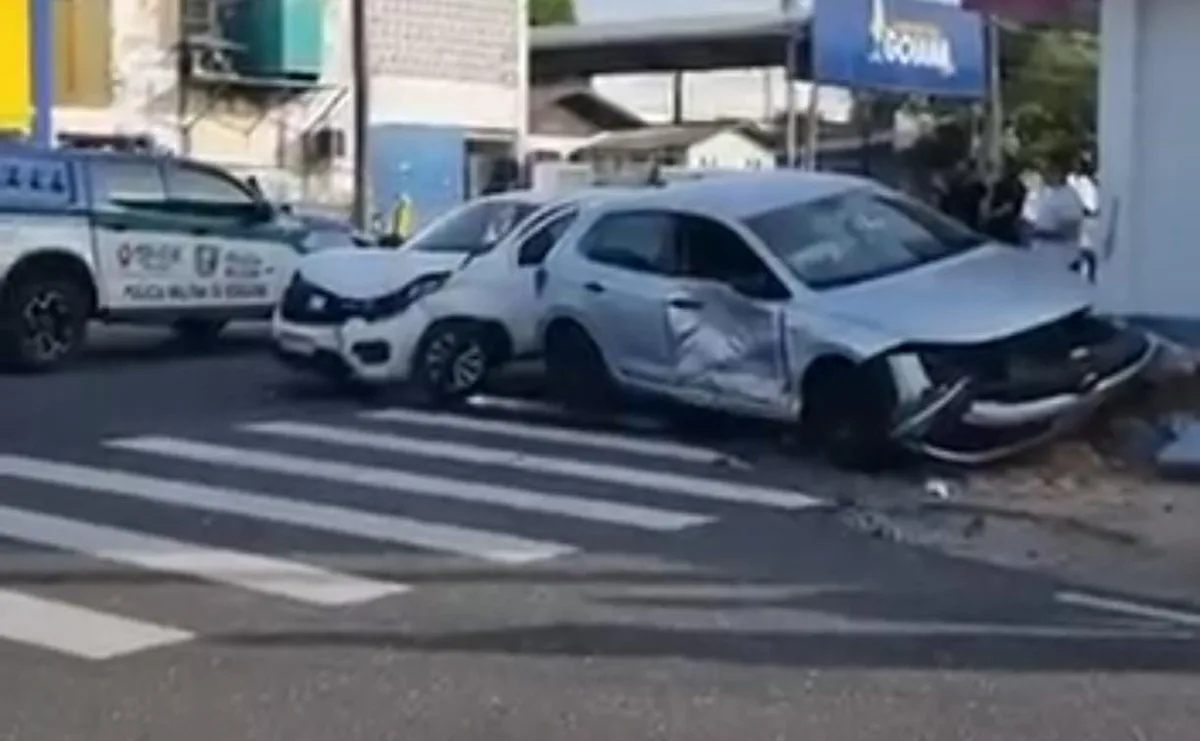 Motorista avança preferencial no Centro e colisão deixa quatro adolescentes feridos; veja vídeo