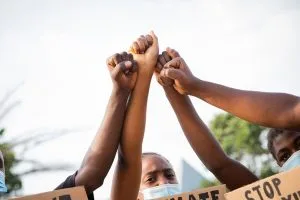 Crime de injúria racial gera dano moral presumido na ação penal, decide STJ
