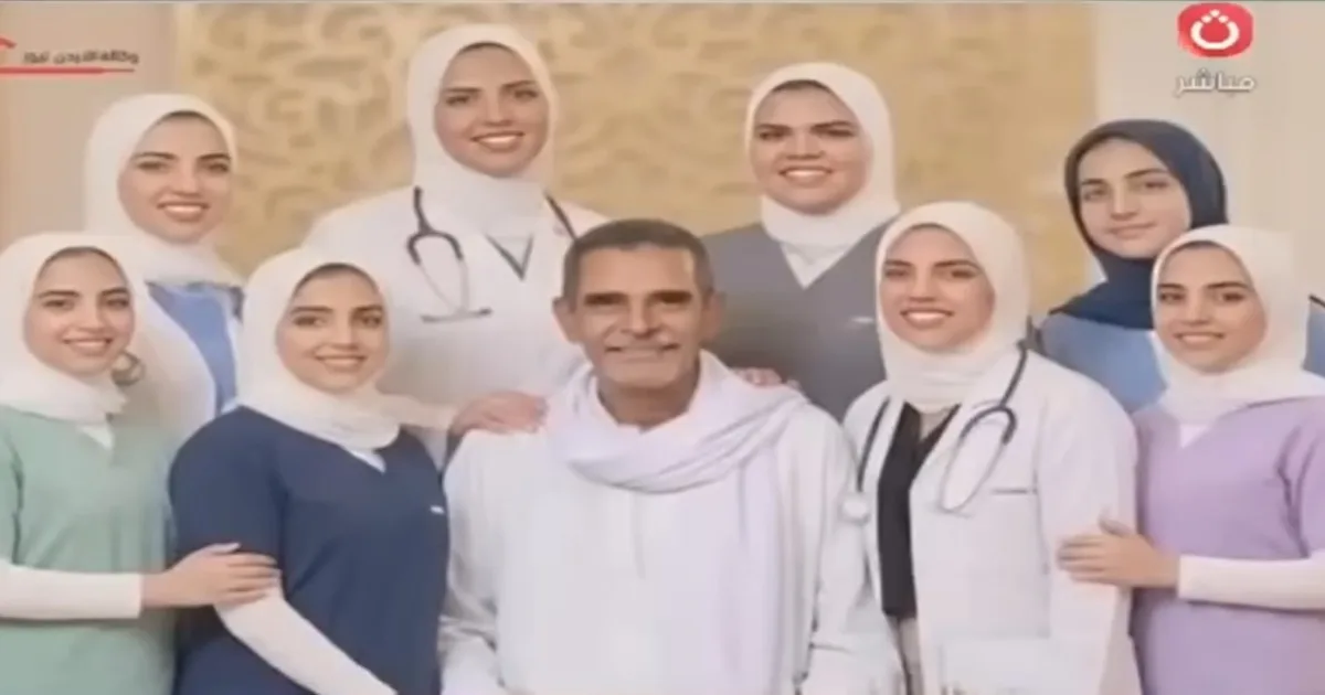 Un albañil soportó 35 años de trabajo agotador para que sus ocho hijas pudieran estudiar medicina, cumpliendo así el mayor sueño de su vida tras décadas rodeado de cemento, ladrillos y obras de construcción