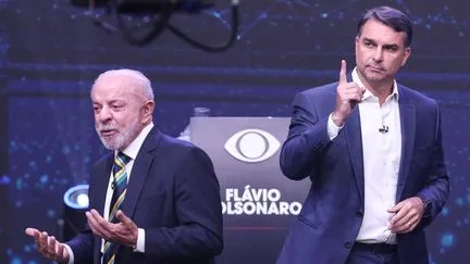 "Clown", "corrompu" : Lula et Flavio Bolsonaro s'écharpent lors de leur premier débat, à une semaine du second tour de la présidentielle