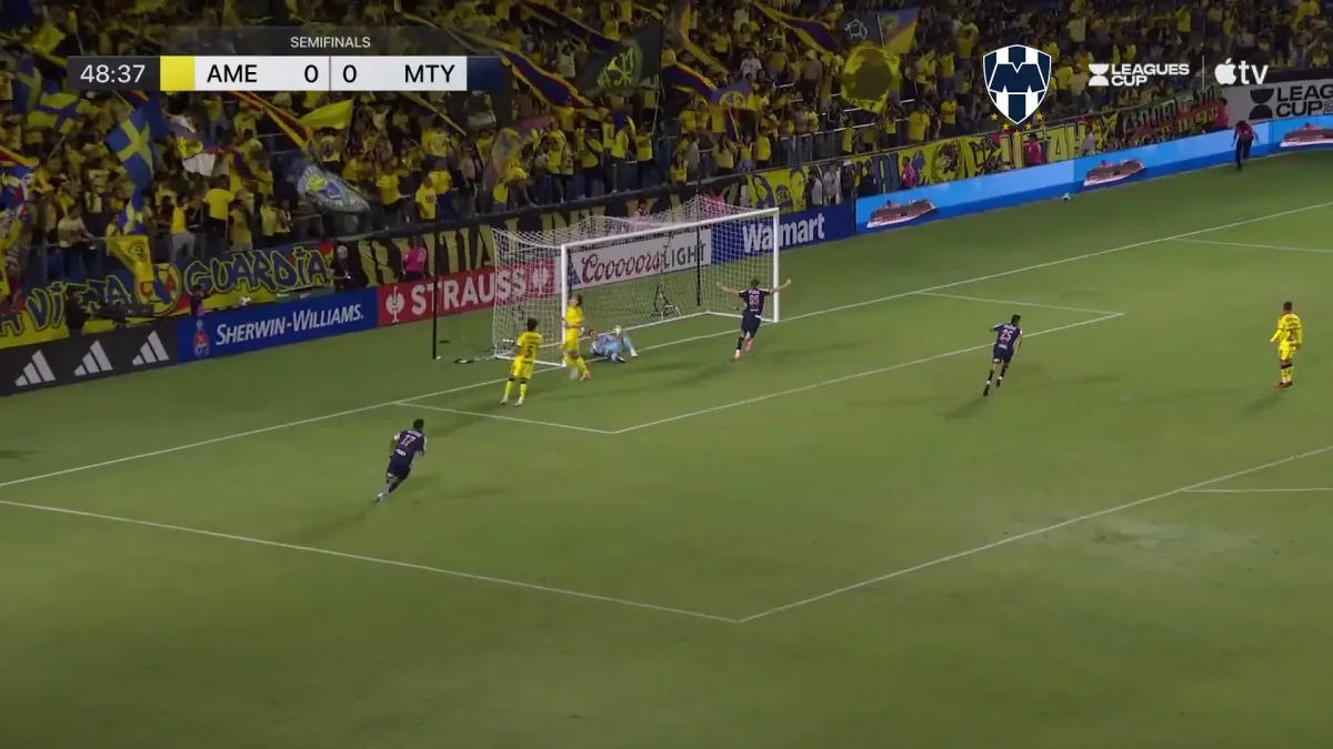 Diego Rossi marca um golaço contra o Club América de um ângulo impossível
