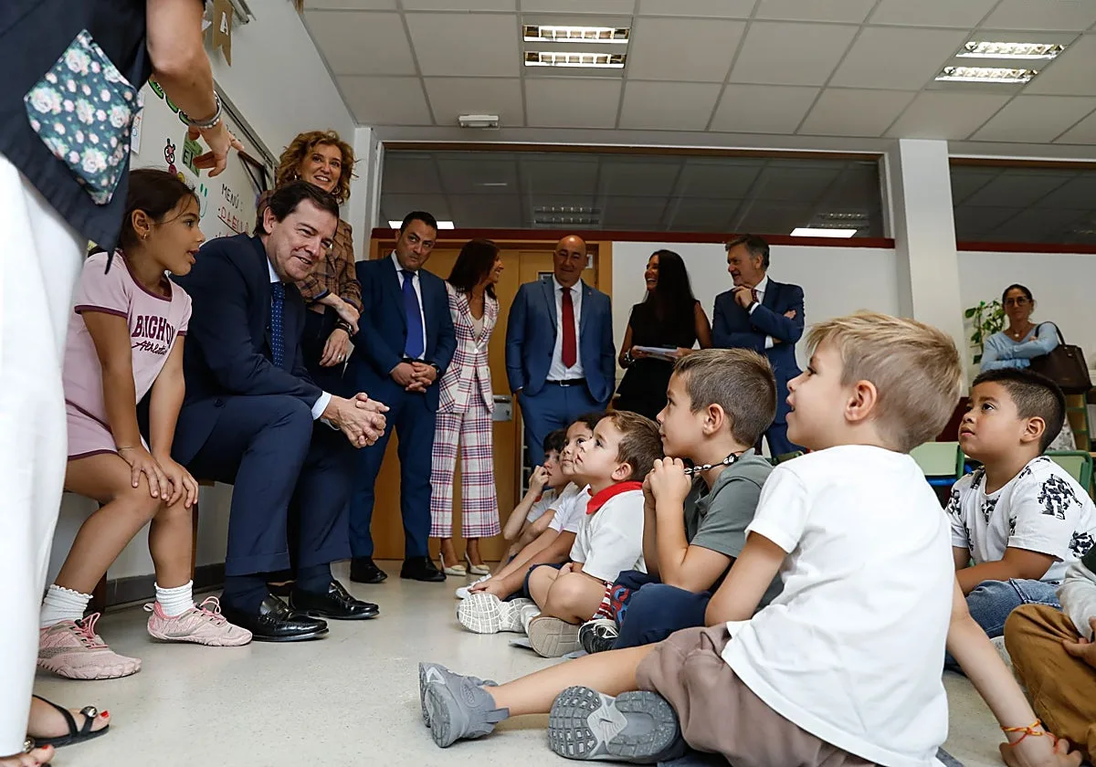 La Junta impulsará un «plan de uso responsable» de la IA en las aulas y la detección de la «desconexión escolar»