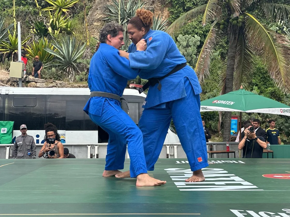 Lutadores fazem treino aberto do Spaten Fight Night em praia do Rio de Janeiro
