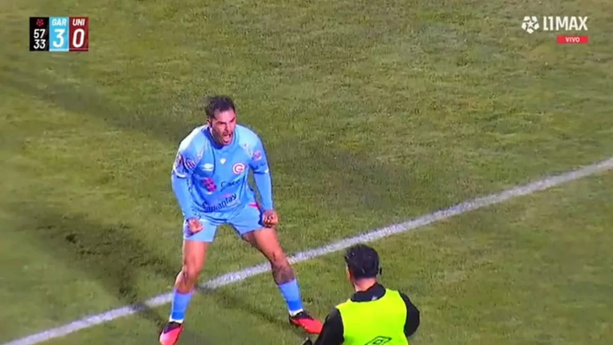 Facundo Castelli metió potente cabezazo, tras pase de Francisco Arancibia en Universitario vs Deportivo Garcilaso por Torneo Clausura 2026