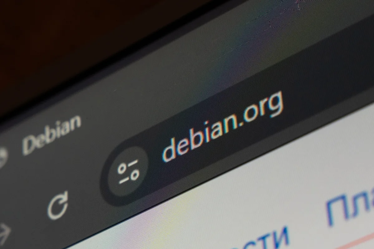 Debian autorise l'IA dans son code Linux, et une partie de la communauté claque la porte