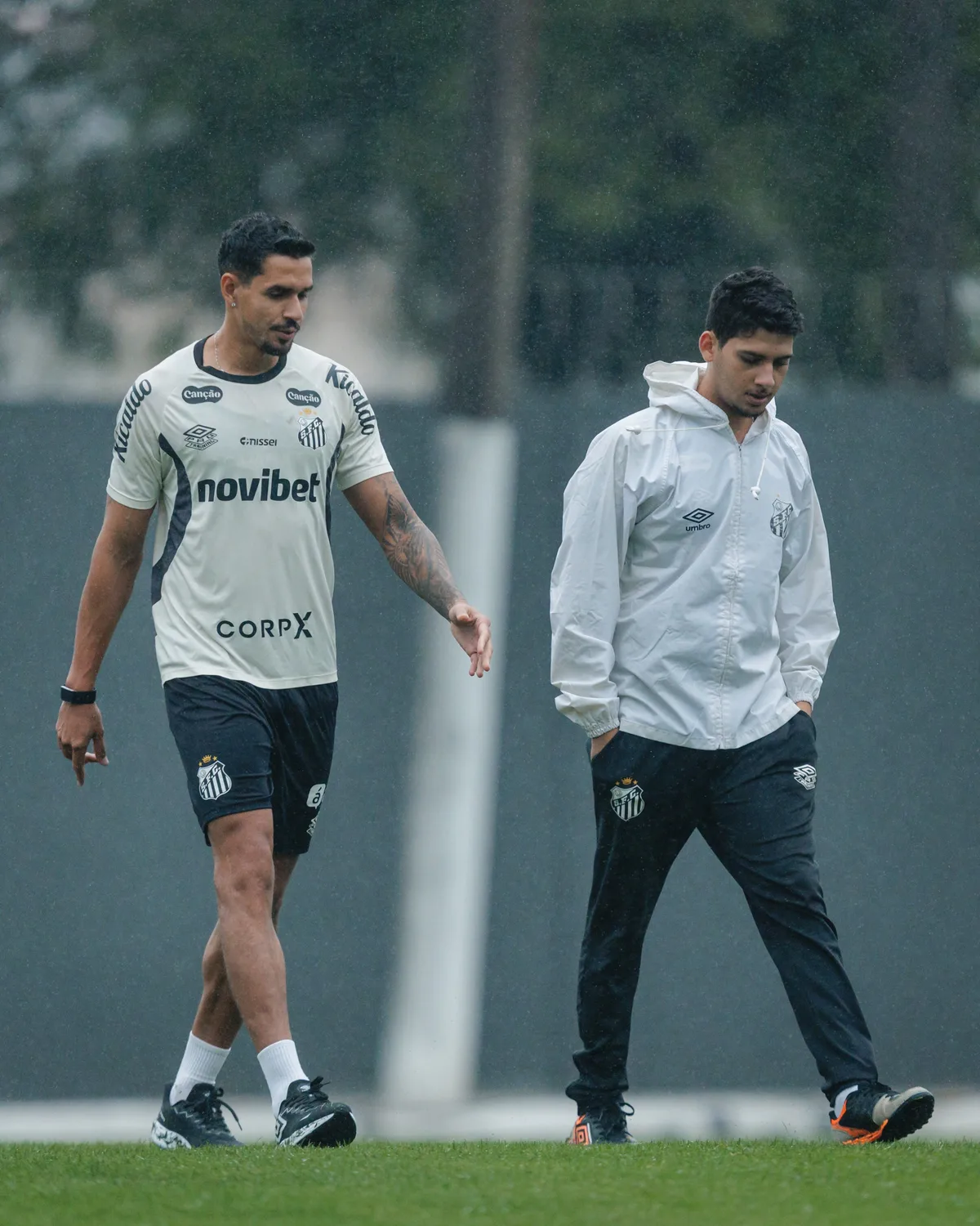 Fora de treino com bola, Lucas Veríssimo deve desfalcar Santos na Sul-Americana