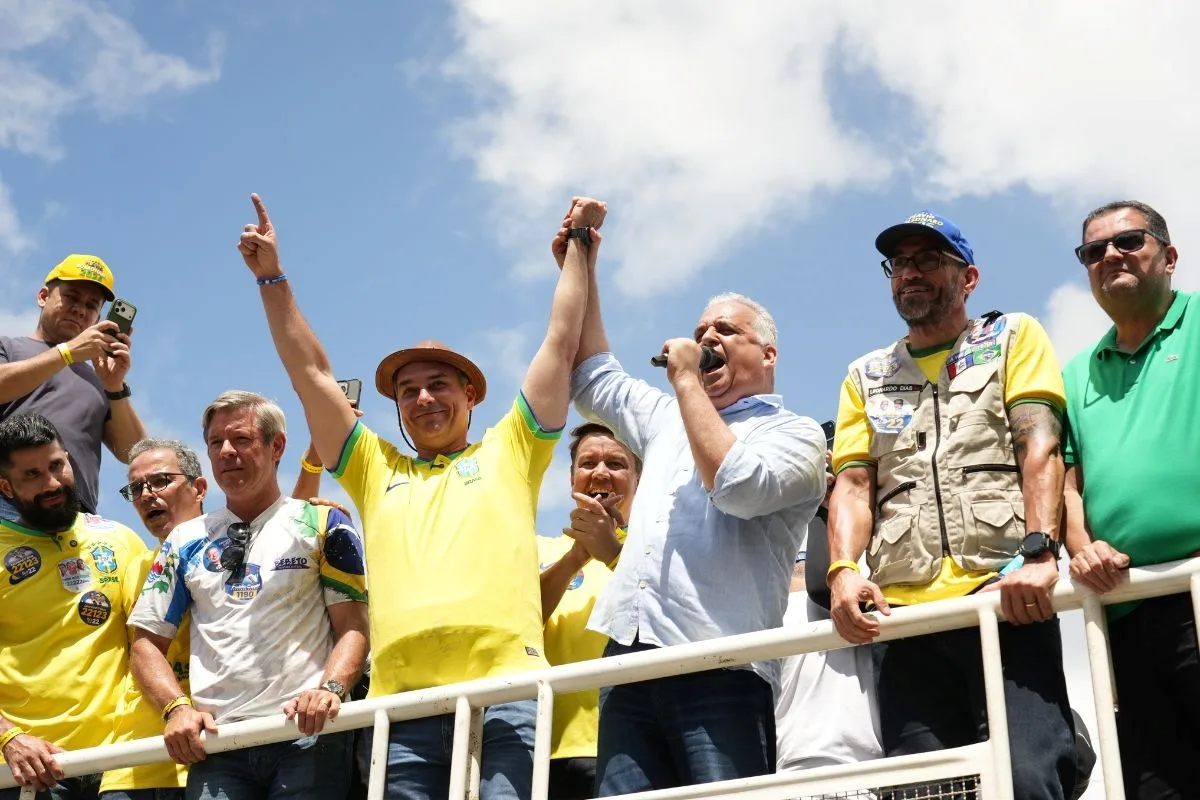 Flávio arrisca campanha no horário nobre