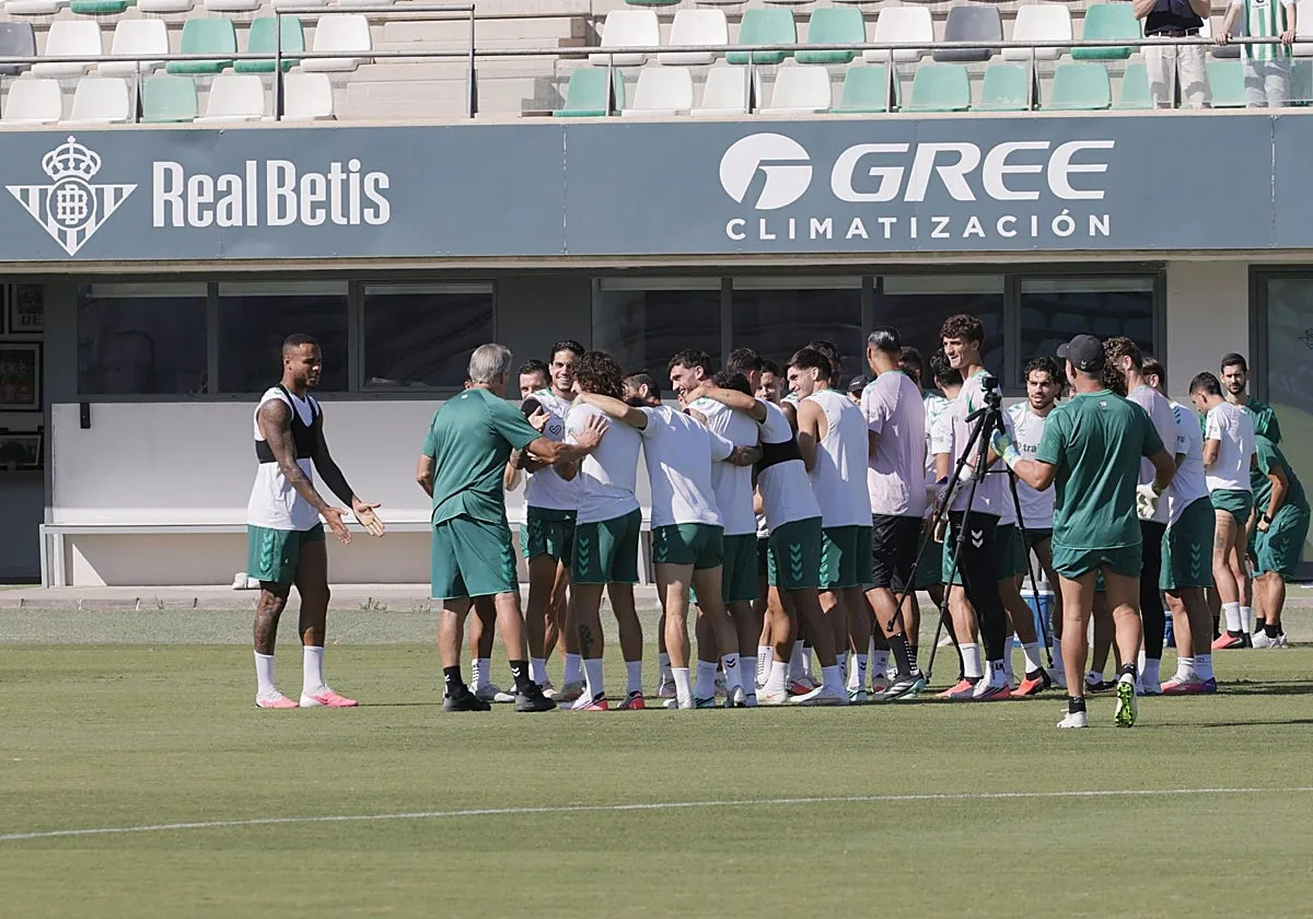 El amago de pasillito, entre risas, de la plantilla del Betis a Pellegrini por su cumpleaños: «Si no hay pasillo, no entreno»