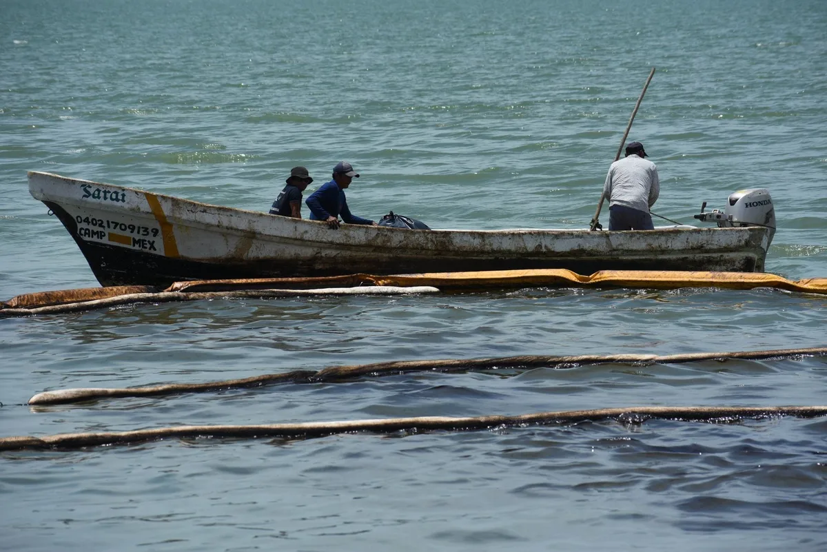 Pemex atiende derrame de hidrocarburos en el Golfo de México; ven poco probable que alcance áreas sensibles