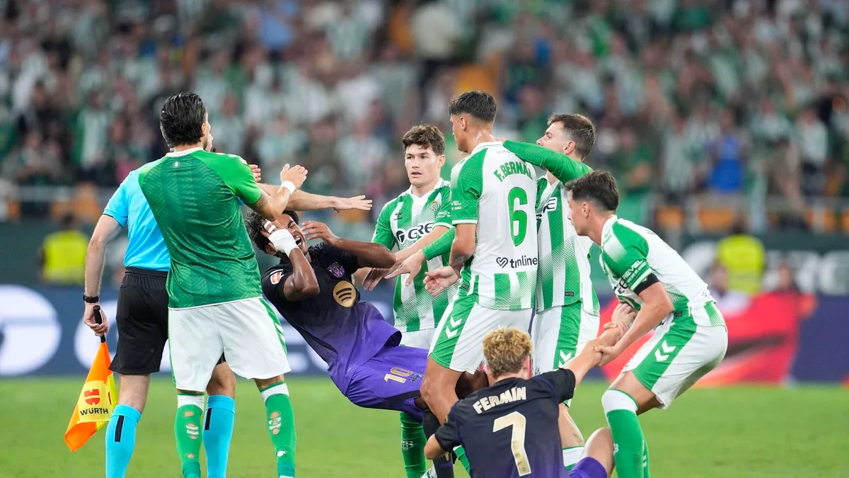 El día en que Lamine Yamal incendió La Cartuja: golazo, pique con los aficionados del Betis y una roja por agresión