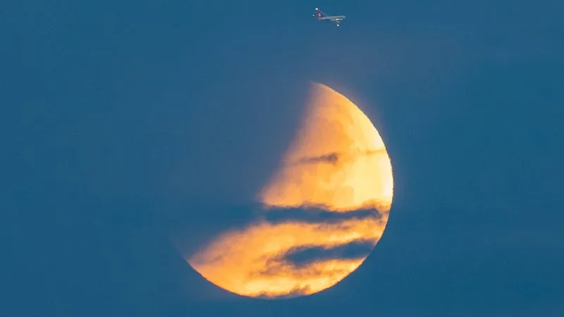 Des teintes orangées: les images de l'éclipse de Lune observée dans le monde ce vendredi matin