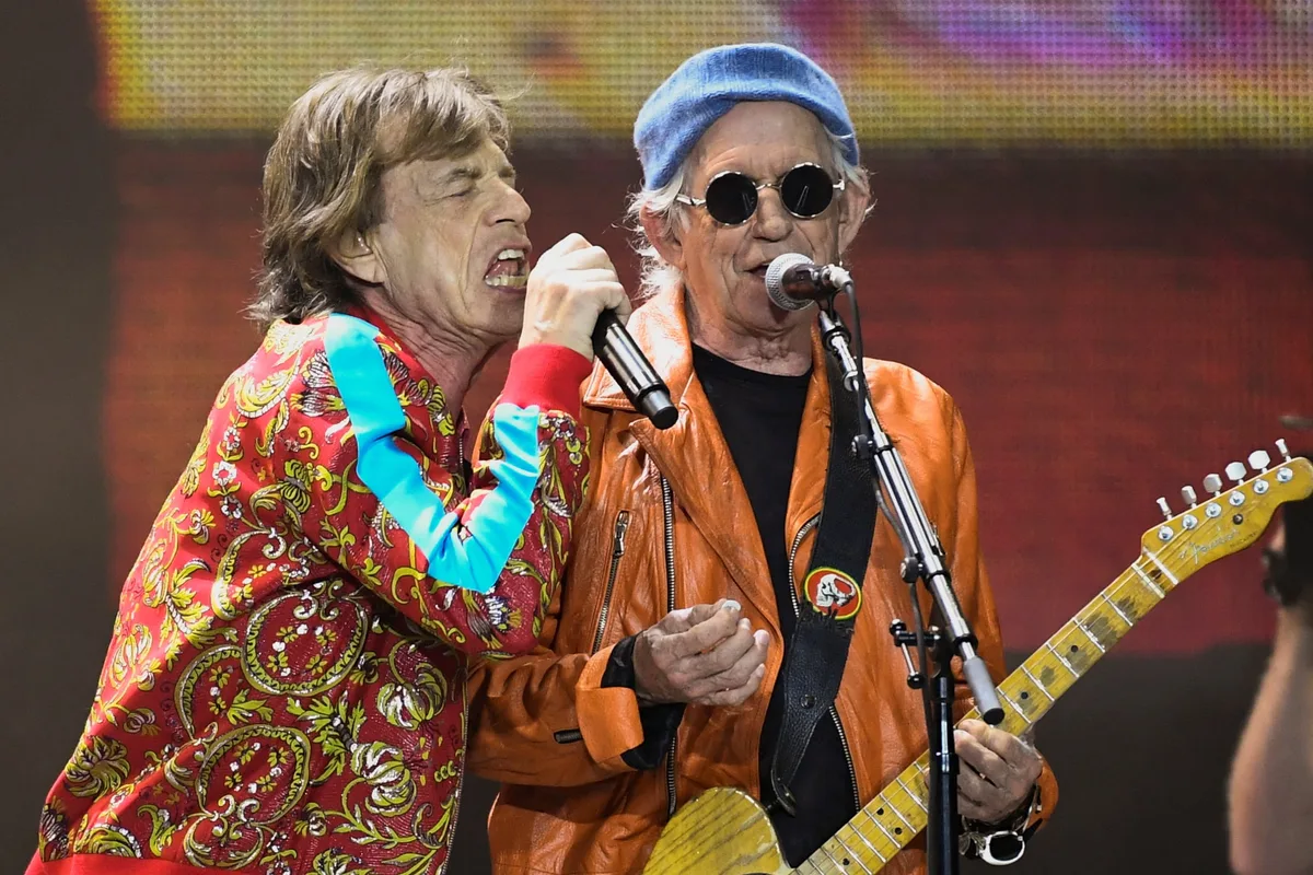Cómo unos discos de blues y el reencuentro entre Keith Richards y Mick Jagger en un tren impulsaron la formación de The Rolling Stones