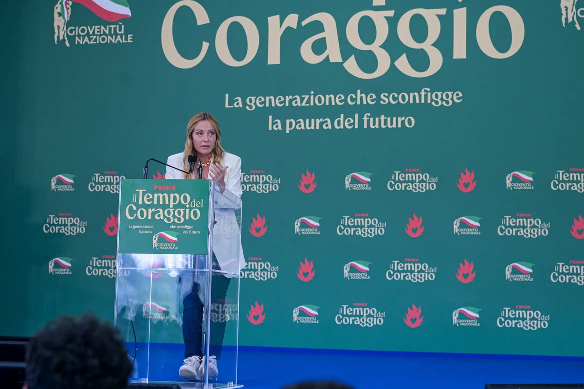 Giorgia Meloni anunció que prohibirá el uso del velo islámico en las escuelas y limitará la cantidad de extranjeros en las aulas