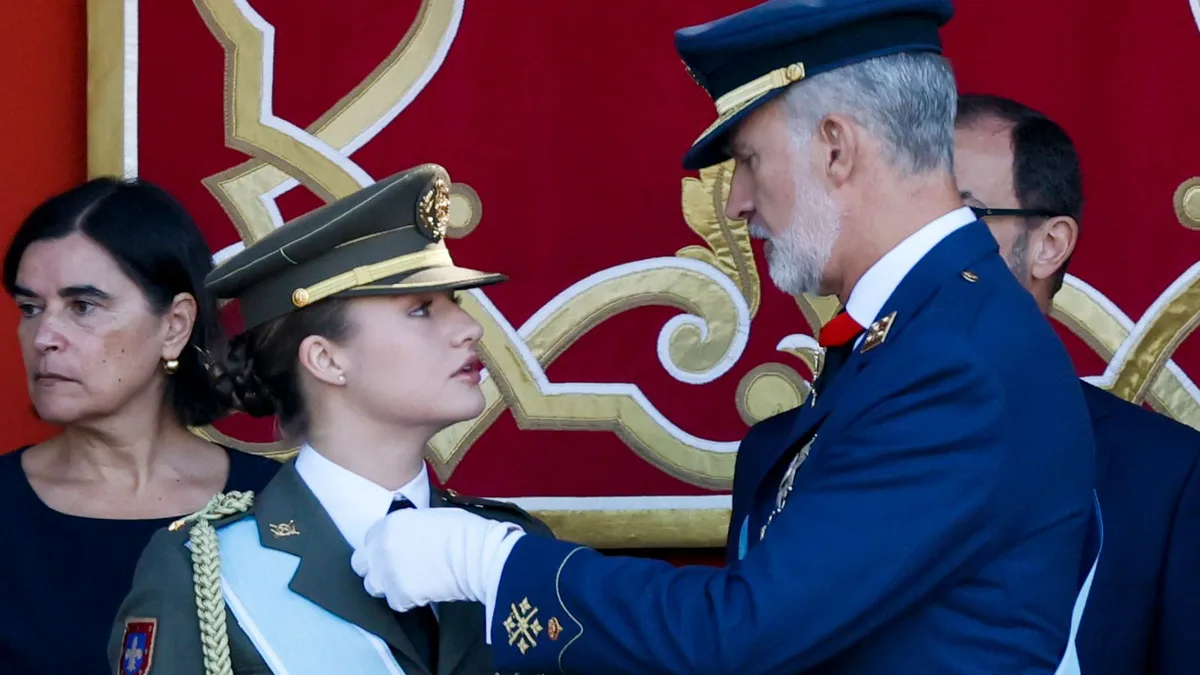 El contratiempo de Leonor en el desfile de la Fiesta Nacional: se le cae el Toisón de Oro y Felipe VI la ayuda a colocárselo
