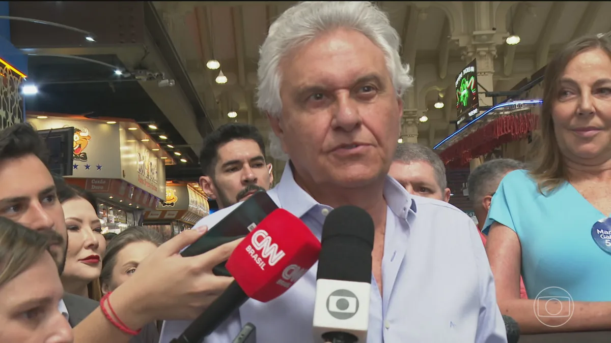 Ronaldo Caiado, candidato do PSD à Presidência, vai ao Mercado Municipal, no Centro de São Paulo