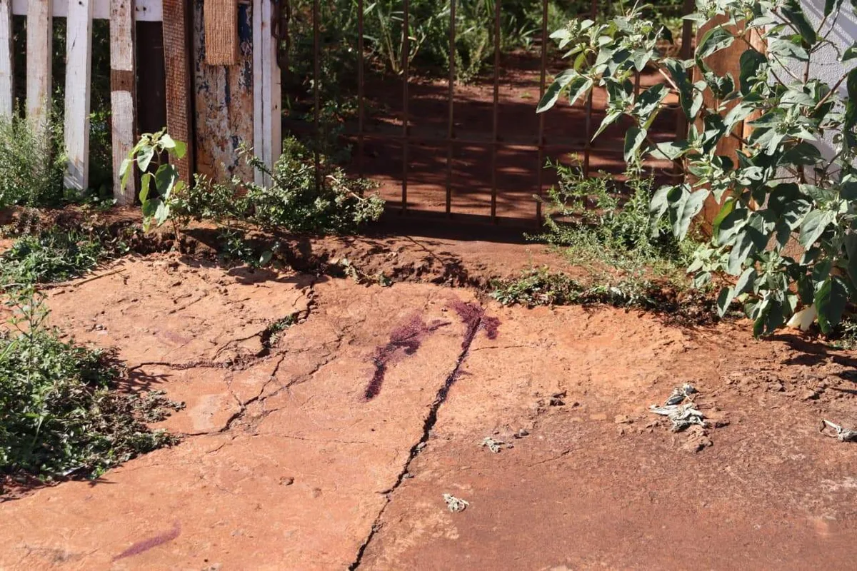 Esfaqueado em esquina, homem corre 250 metros e desmaia na porta de casa