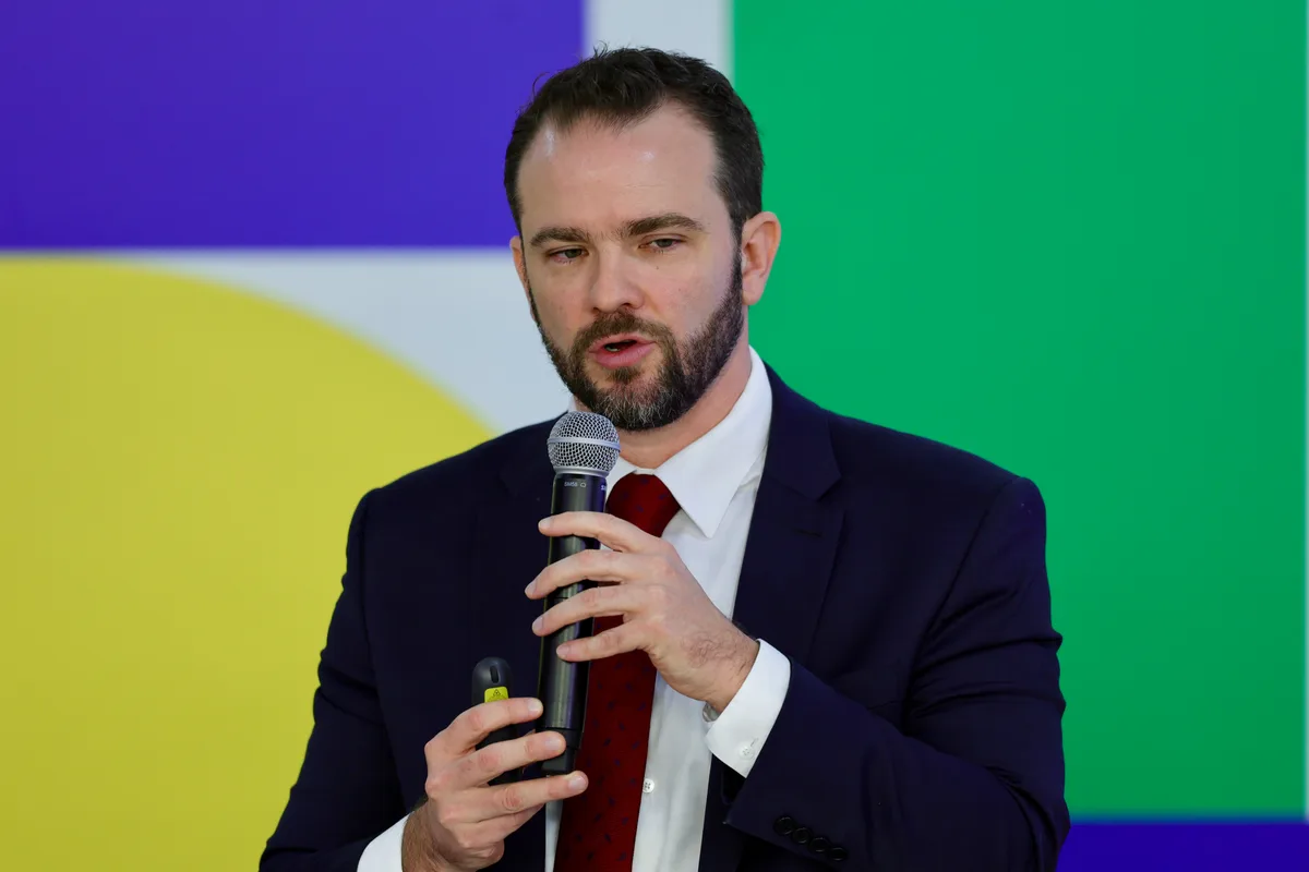 Governo estuda novas medidas para conter endividamento das famílias, diz Durigan