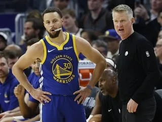 NBA. « Il va bien » : l’entraîneur de Golden State donne des nouvelles rassurantes de Stephen Curry, sorti en boitant
