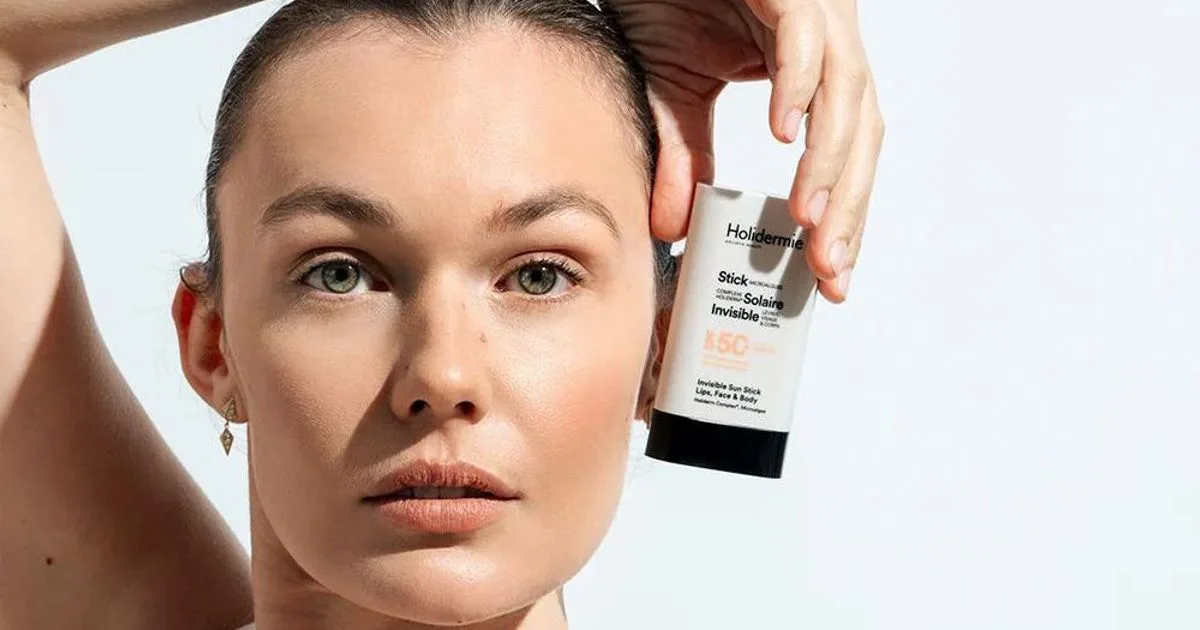 Les 13 meilleurs solaires visage : sticks, sérums et fluides légers pour une peau protégée sans effet gras