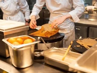 « Une baisse nette du nombre de stagiaires » : en Bretagne, les crêpiers deviennent-ils une denrée rare ?