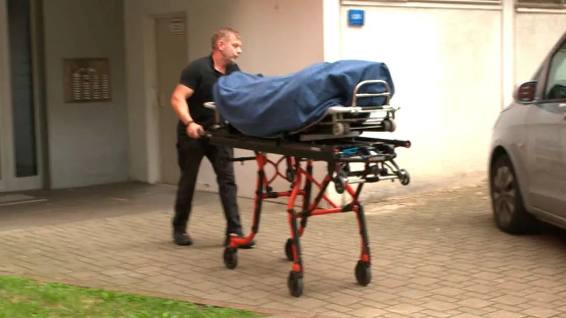 Sohn (15) unter Mordverdacht - Vater erstochen, als er auf der Couch lag