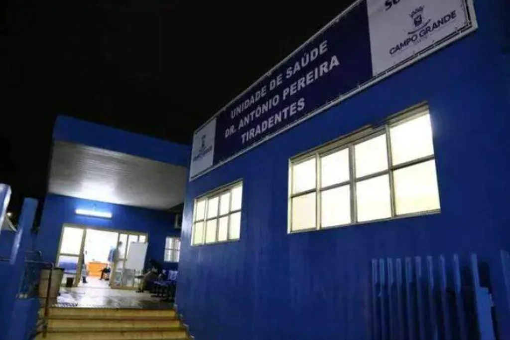 Homem é baleado na cabeça após dupla invadir quintal de casa