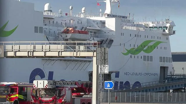 Notfälle: Gefahrstoff ausgetreten - Fähre in Rostock evakuiert
