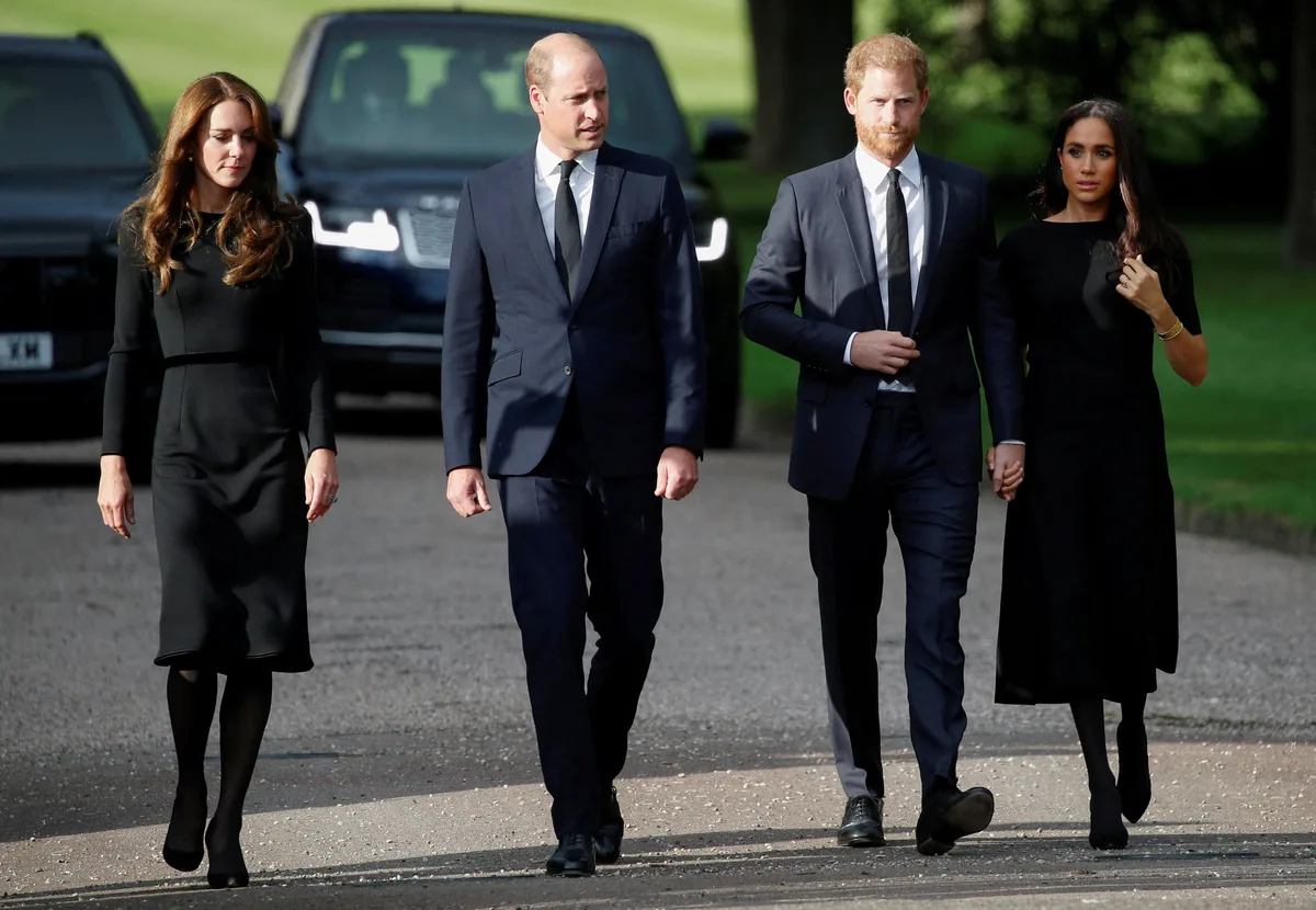 El regreso del príncipe Enrique y Meghan Markle al Reino Unido enfrenta de nuevo a la familia real a futuros baches
