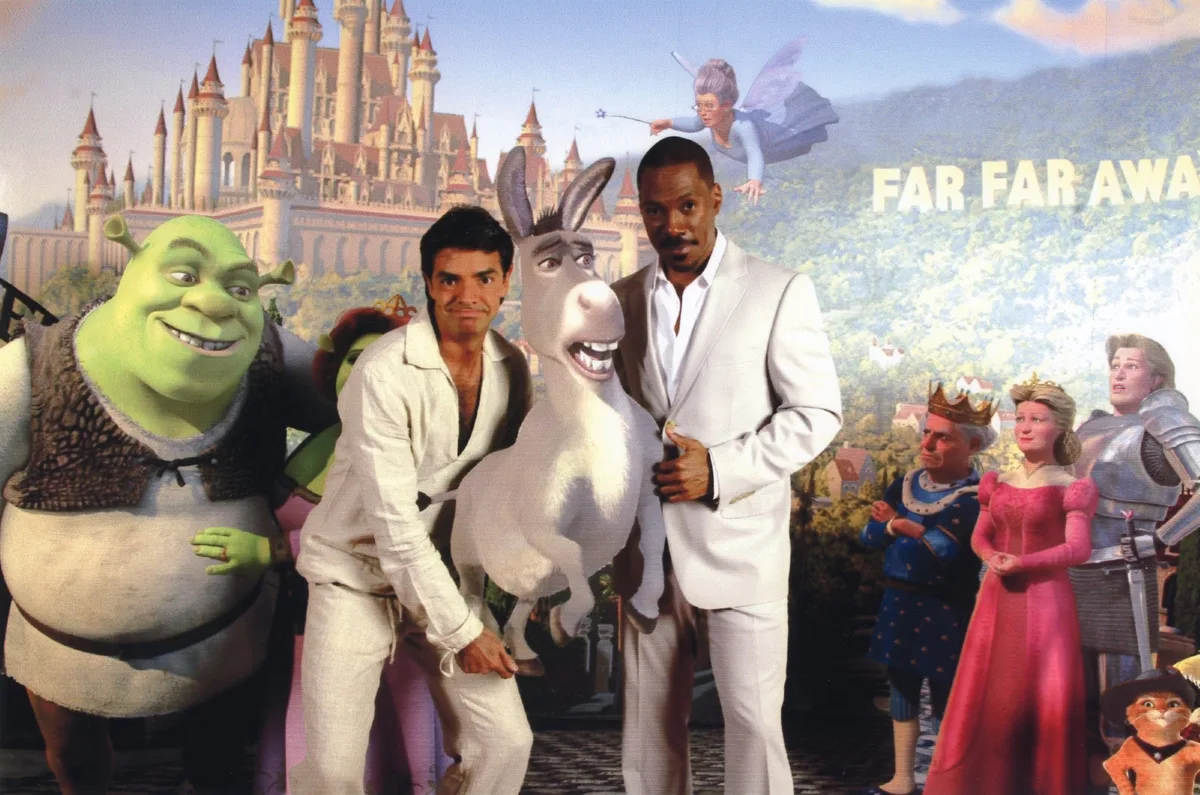 A un año de Shrek 5 Eugenio Derbez comparte fotos junto al elenco original de la segunda parte en el Festival de Cannes