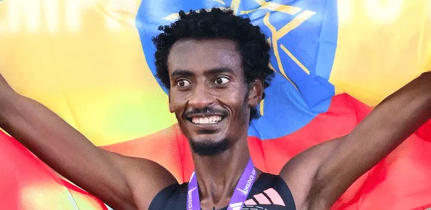 Etíope Yomif Kejelcha bate recorde mundial na Meia Maratona de Buenos Aires