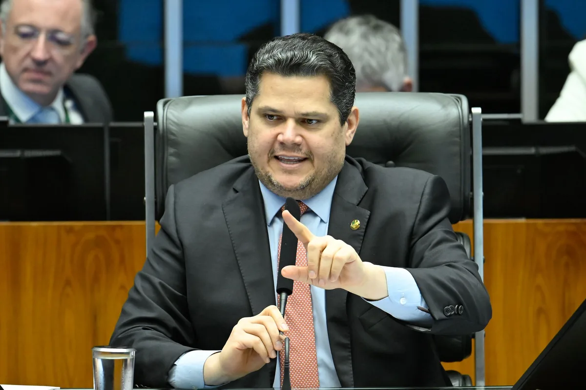 Após reatar com Lula, Alcolumbre destravará PECs do fim da escala 6×1 e da segurança pública