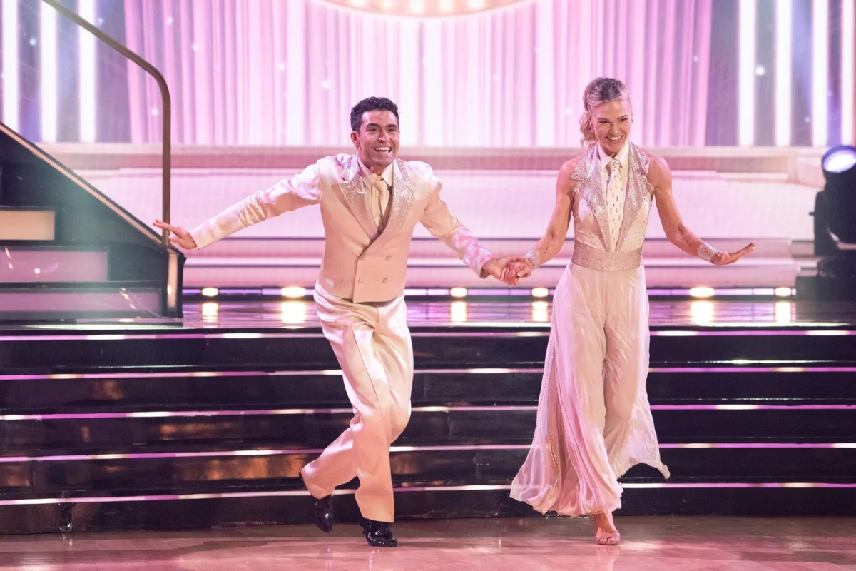 Watch Julia Stiles Pay Tribute to Dolly Parton on ‘Dancing With the Stars’