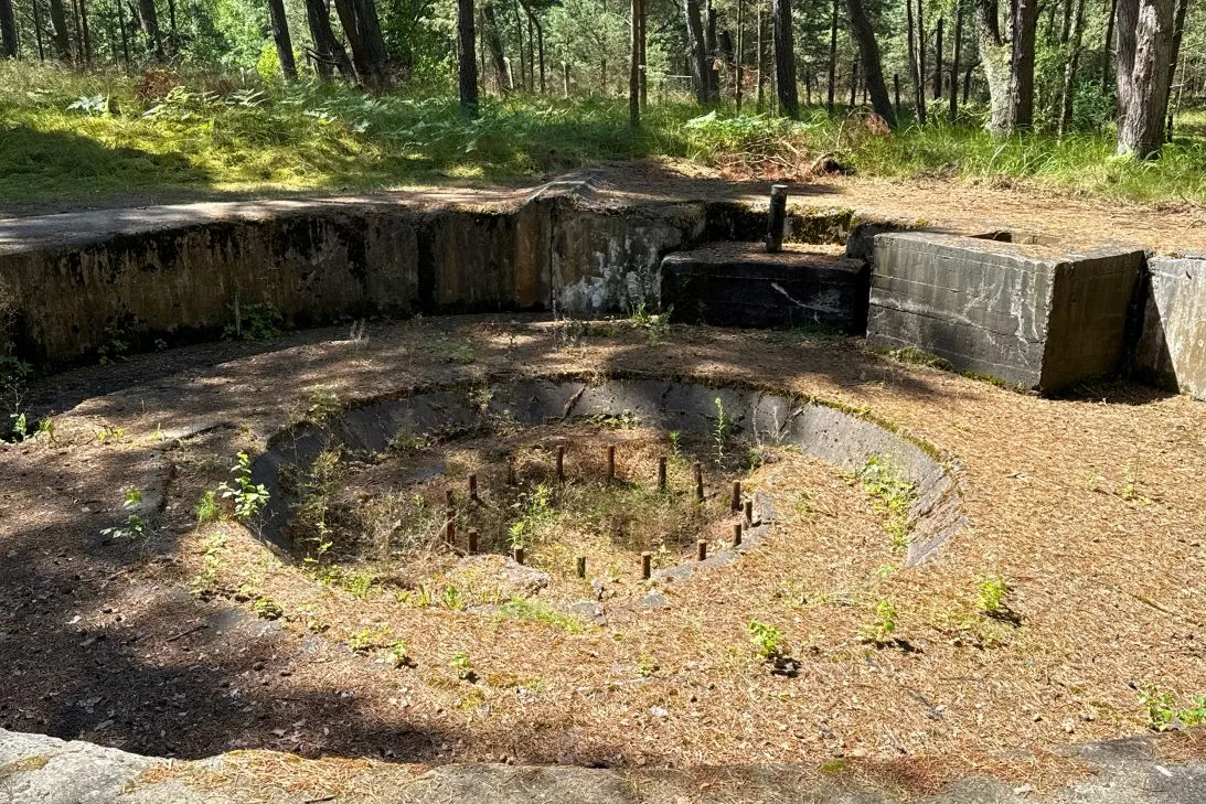 Ilha paradisíaca de férias esconde uma sombria fortaleza nazista na densa floresta de pinheiros e faias