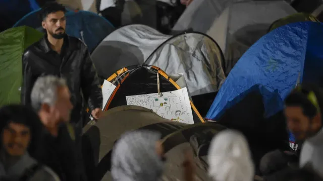 Voluntários limpam praça no Porto para manter tendas no local