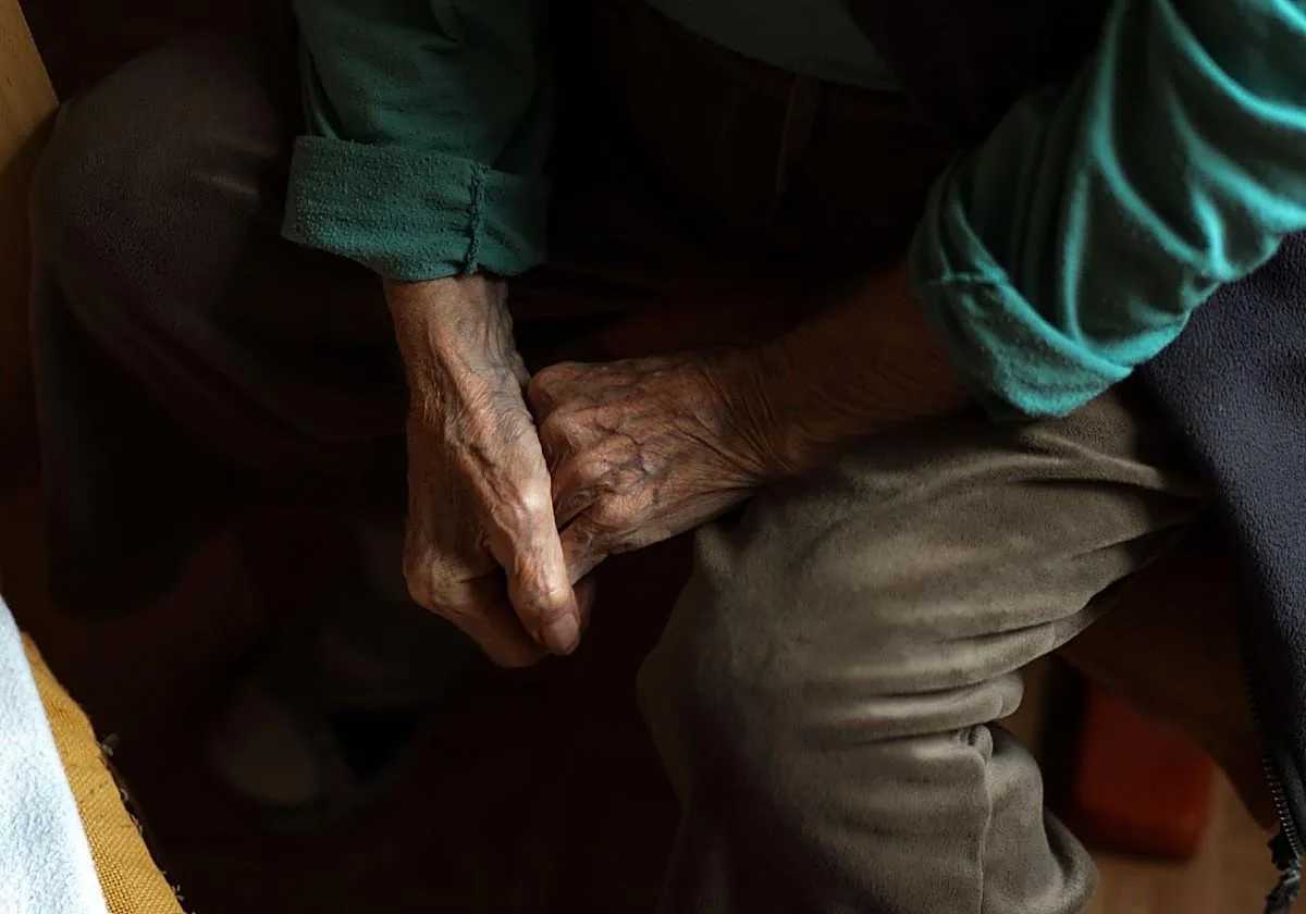 Una anciana, condenada por rociar insecticida en los ojos de su vecino enfermo terminal: «Nadie te creerá porque tengo 75 años»