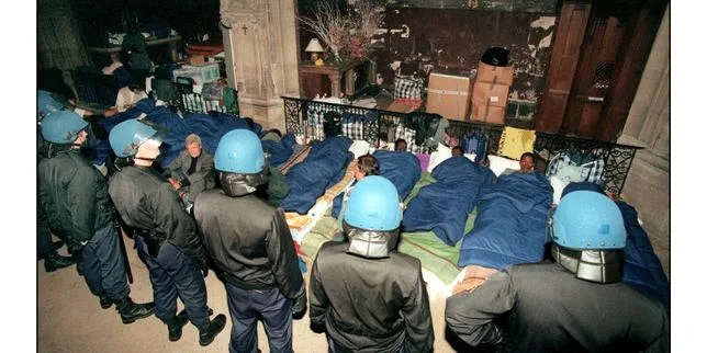 Evacuation de l’église Saint-Bernard : comment le mouvement des « sans-papiers » a pris une ampleur politique nationale en 1996 ? Comprendre en trois minutes
