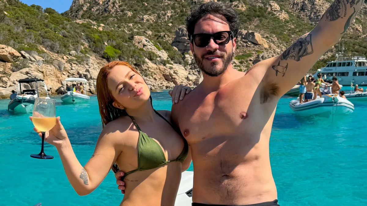 Viih Tube surpreende com reação a vídeo de beijão ávido com Eliezer, que acabou criticado nas redes; assista Viih Tube surpreende com reação a vídeo de beijão ávido com Eliezer, que acabou criticado nas redes; assista