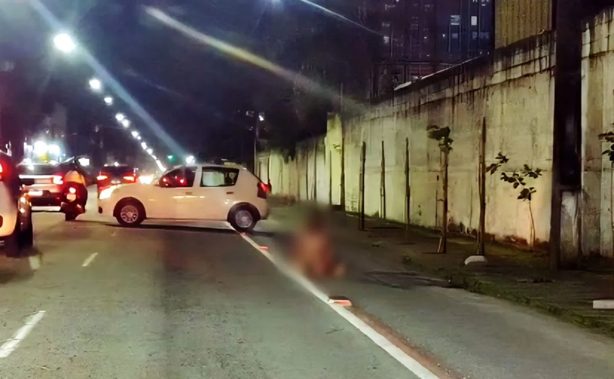 Homem pelado e em suposto surto é contido pela PM após tentar invadir apartamentos em Paranaguá