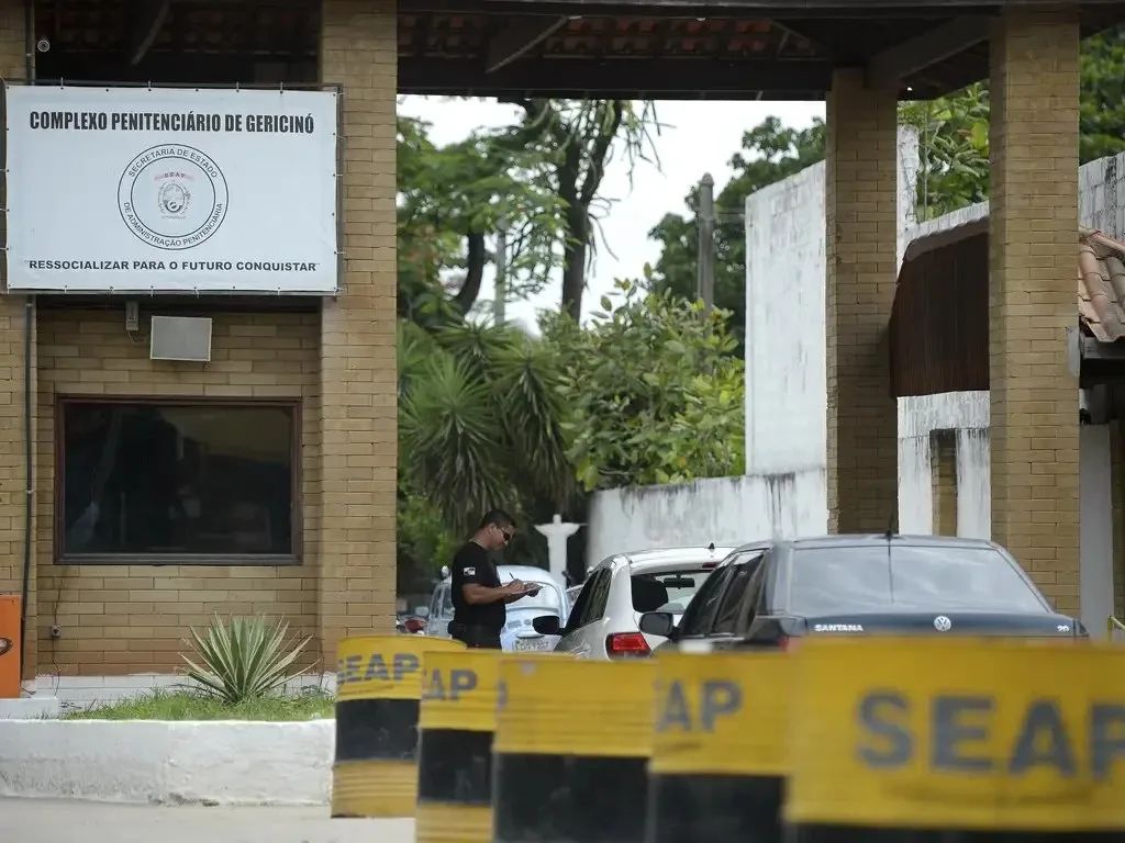 Mais de 20 celulares são apreendidos em operação em presídio onde estão líderes do TCP