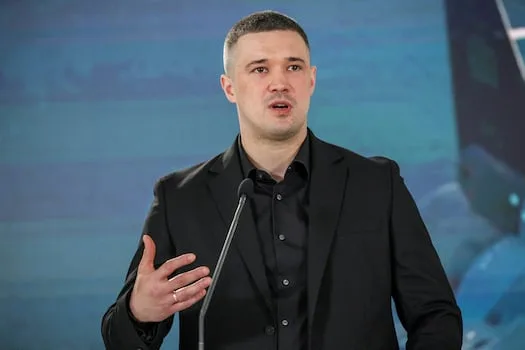 Ousted Ukrainian minister dares Zelensky to call wartime election