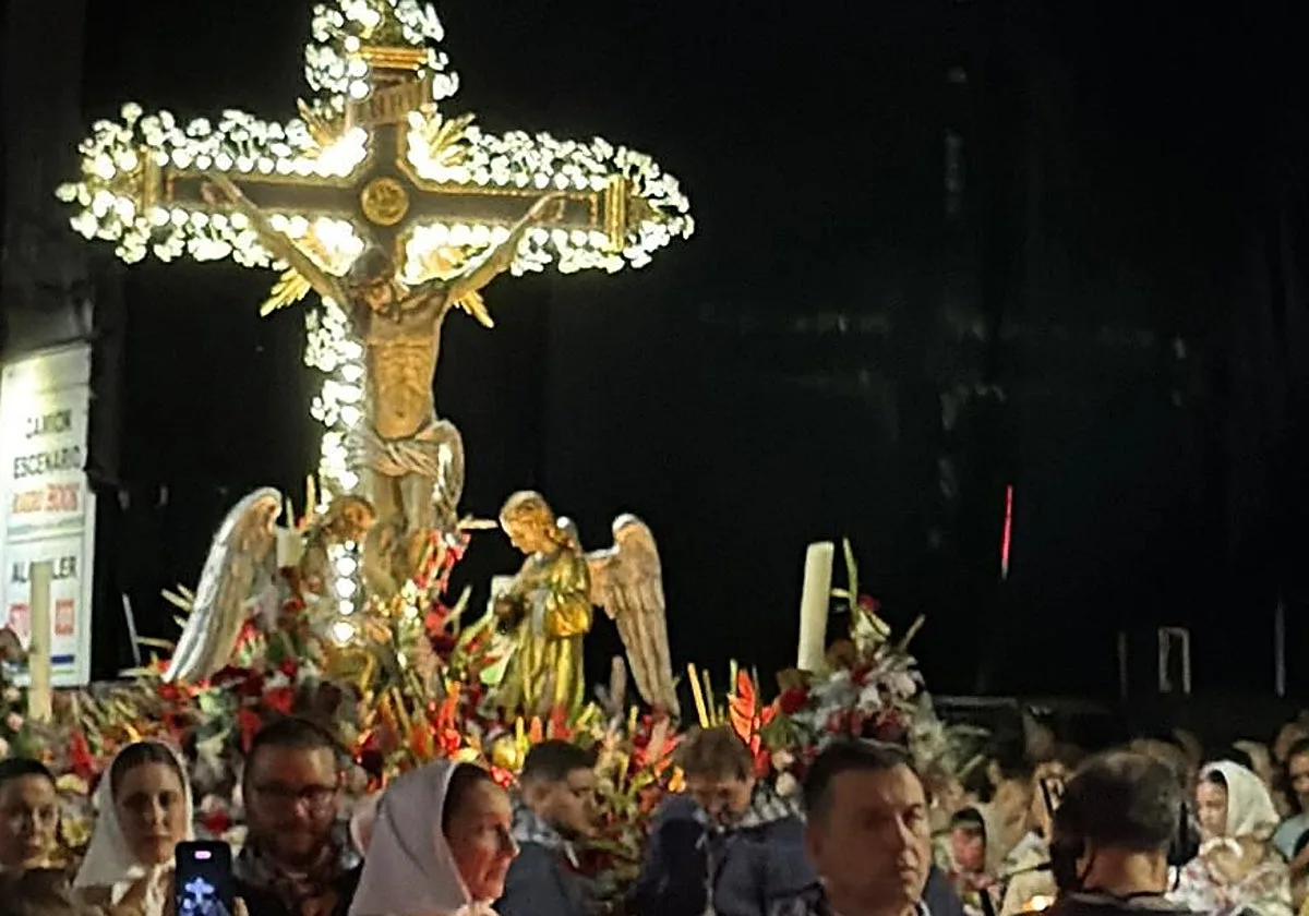 Bargas acompaña a su Cristo de la Sala en una multitudinaria procesión entre tomillo y mantones