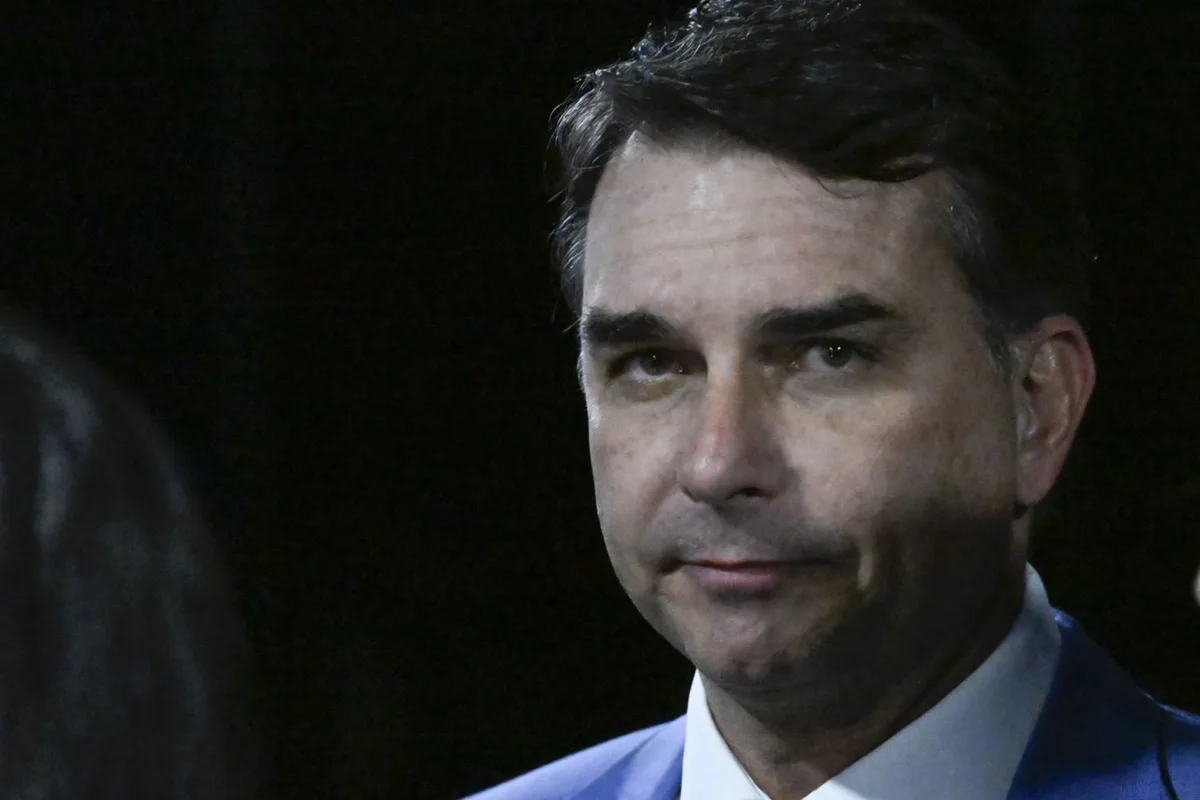 Nunes Marques manda restabelecer filiação de Flávio Bolsonaro ao PL e determina investigação