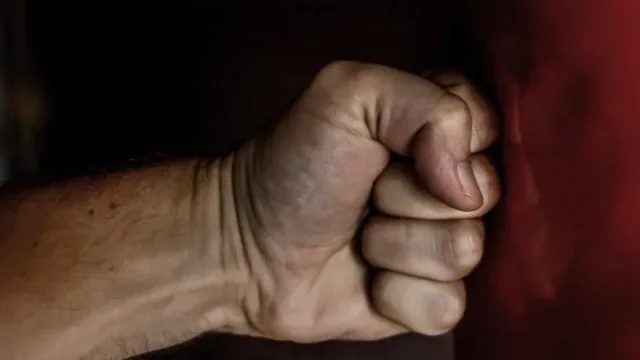 Sequestram e agridem violentamente homem para assumir autoria de furto