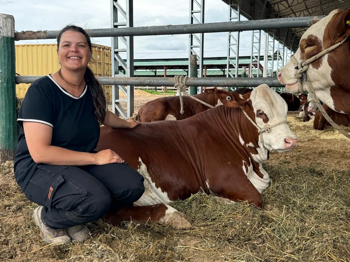 Tiene 34 años: empezó de abajo, se ganó un lugar en un equipo de hombres y hoy es la jefa de una cabaña ganadera