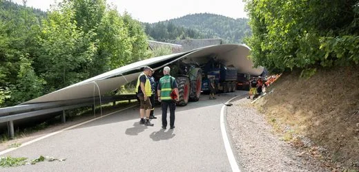Badenweiler: Rotorblatt stürzt auf Transportfahrzeuge