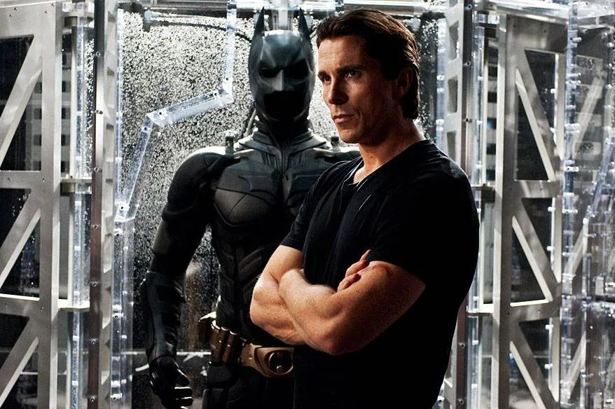 Batman ou Bruce Wayne? Christian Bale gasta milhões de dólares para criar vila para acolher famílias em LA