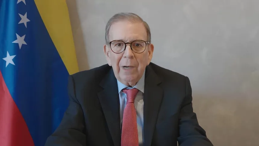 Edmundo González Urrutia celebró la excarcelación de presos políticos y exigió que el beneficio «sea para todos»